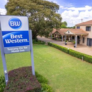 una señal frente a una casa del mejor oeste en Best Western Tuscany on Tor Motor Inn en Toowoomba