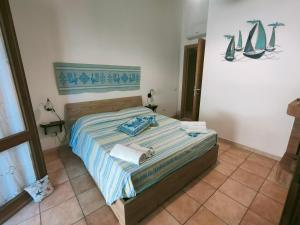 キアにあるChia casa mare vacanze Sterliziaのベッドルーム1室(タオル付)