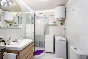 uma casa de banho com um WC, um lavatório e um chuveiro em Apt Niky By Paramount Holidays em Adeje