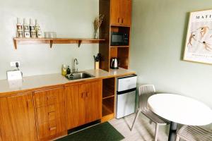 eine kleine Küche mit Spüle und Arbeitsfläche in der Unterkunft Siesta Studio in Bacolod City