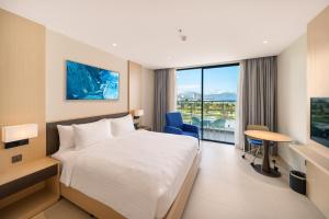 Postel nebo postele na pokoji v ubytování The Empyrean Cam Ranh Beach Resort