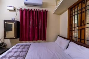Voodi või voodid majutusasutuse Pondicherry Residency toas