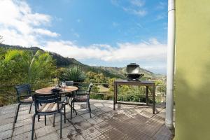 a patio with a table and chairs on a balcony at Casa Lomo Del Aire in Santa Cruz de Tenerife in San Luis