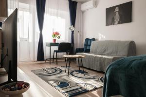 uma sala de estar com um sofá e uma mesa em Konstanzer Nicolina12 em Iaşi
