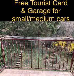un cancello metallico con giardino sullo sfondo di Guesthouse Gigli 2 - Garage piccolo & Tourist Card a Bolzano