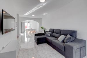 ein Wohnzimmer mit einem Sofa und einem Tisch in der Unterkunft Nice House Nina With Jacuzzi in Playa de San Juan