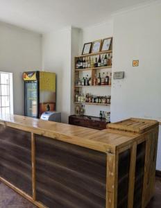 een bar met een houten aanrecht in een kamer bij WHITE HOUSE GARDEN in Moshi