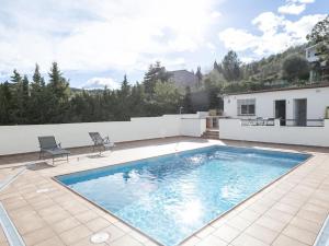 uma piscina com duas cadeiras e uma casa em Ca La Carmina em Pontons