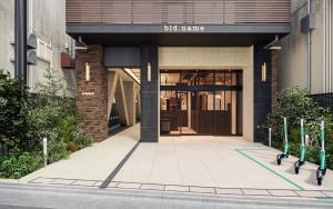 uma entrada para um edifício com uma porta em illi Enu Yotsuya em Tóquio