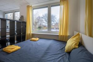 sypialnia z łóżkiem z dwoma żółtymi ręcznikami w obiekcie Beautiful 2 Bedroom Apartment incl Parking w mieście Hamburg