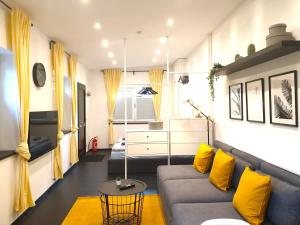 Μια τηλεόραση ή/και κέντρο ψυχαγωγίας στο Cosy Studio with Private Parking