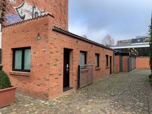 ein Backsteingebäude mit einer Seitentür in der Unterkunft Cosy Studio with Private Parking in Hamburg