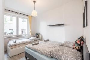 1 dormitorio con cama, sofá y ventana en Two Bedroom Apartment and Bathrooms, en Hamburgo