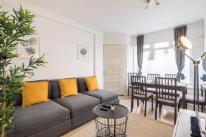 a living room with a couch and a table at Schickes zwei Zimmer Apartment Kostenl Parkm auf der Strasse in Hamburg