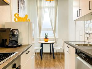 Stylish Apartment in convinient location tesisinde mutfak veya mini mutfak