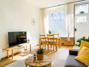 柏林的住宿－Stylish Apartment in convinient location，客厅配有沙发和桌子