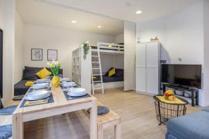 Studio Family Loft Self CheckIn Street Parking في هامبورغ: غرفة معيشة مع طاولة وغرفة طعام