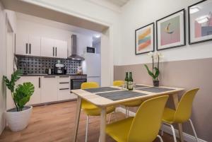 een keuken en eetkamer met een tafel en gele stoelen bij Charming Apartment in prime location in Hamburg