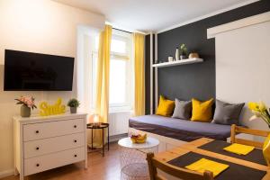 een woonkamer met een bank en een tafel bij 2 Bedroom in great location in Kreuzberg in Berlijn