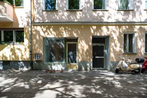 een scooter geparkeerd voor een gebouw bij 2 Bedroom in great location in Kreuzberg in Berlijn