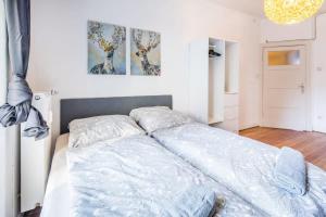 Un dormitorio con una cama grande con almohadas. en Cosy 2-room Apartment in urban location en Hamburgo