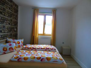 a bedroom with two beds and a window at Ferienwohnung Csilla 2 in Oberweid