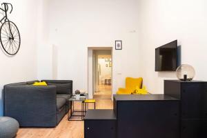 a living room with a couch and a tv at SPACIOUS Two BR plus AC plus SelfCheckIn in Berlin