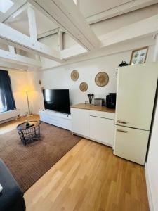une cuisine avec un réfrigérateur blanc et une table dans l'établissement Hamburger Perle am Gänsemarkt und Binnenalster, à Hambourg