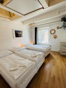 Cette chambre spacieuse comprend 2 lits et une fenêtre. dans l'établissement Hamburger Perle am Gänsemarkt und Binnenalster, à Hambourg 19 autres photos