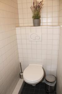 uma casa de banho com WC e uma planta na parede em Hamburger Perle am Gänsemarkt und Binnenalster em Hamburgo