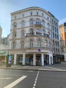 un gran edificio blanco en la esquina de una calle en Hamburger Perle am Gänsemarkt und Binnenalster en Hamburgo