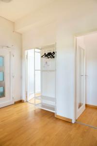 een lege kamer met een glazen koelkast bij Central Big Apartment Self Checkin in Berlijn