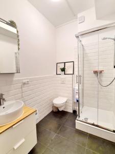 a bathroom with a shower and a toilet and a sink at Apartment 1 Hamburg Winterhude in Hamburg