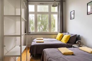 een slaapkamer met 2 bedden en een raam bij Central Big Apartment Self Checkin in Berlijn
