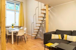 un soggiorno con divano e tavolo di Loft Apart plus AC plus SelfCheckIn a Berlino