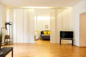 a living room with a couch and a television at One Bedroom Apartment Berlin Neukölln in Berlin