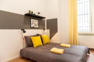 een slaapkamer met een bed met gele kussens bij Modern 2 Bedroom Apartment in Berlin Schöneberg in Berlijn