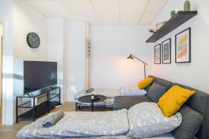 uma sala de estar com um sofá e uma mesa em Spacious Two BR Close To Stadtpark and Street Parking em Hamburgo