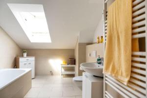 une salle de bain avec une baignoire et un lavabo dans l'établissement Urban Rooftop Apartment - Berlin MITTE - A C, à Berlin