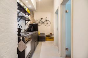 a kitchen with a stove and a bike on the wall at Cosy Three BR Two BTH plus AC plus Self CheckIn plus Street Parking in Berlin