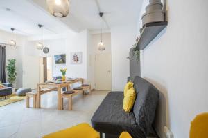 ハンブルクにあるCosy 2 room apartment in Hamburg Hammerbrookのソファとテーブルのあるリビングルーム +14枚の写真