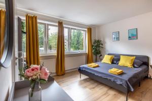 a living room with a blue bed and windows at Schulterblatt-Apartments Hamburg Unit 3 For 5 in Hamburg