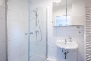 a bathroom with a shower and a sink at Schulterblatt-Apartments Hamburg Unit 3 For 5 in Hamburg +9 photos