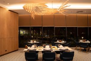 Restaurace v ubytování The Empyrean Cam Ranh Beach Resort