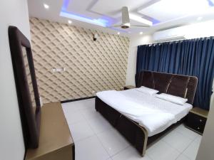 Postel nebo postele na pokoji v ubytování Luxury Villa in Islamabad Margala Hills Views