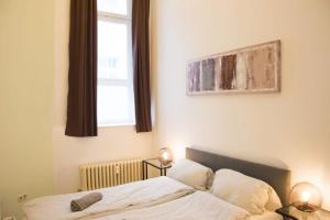 um quarto com uma cama e uma janela em Family Apartment Moabit em Berlim
