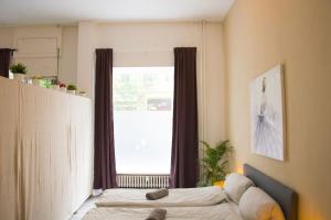 um quarto com uma cama em frente a uma janela em Family Apartment Moabit em Berlim