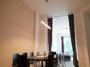 uma sala de jantar com uma mesa e cadeiras e uma janela em Family Apartment Moabit em Berlim