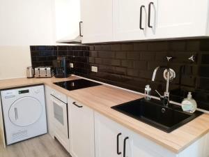 Nhà bếp/bếp nhỏ tại Family Apartment Moabit +6 ảnh