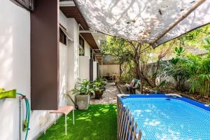 una casa con piscina en un patio en On Nut Nomad Homestay, en Bang Chak